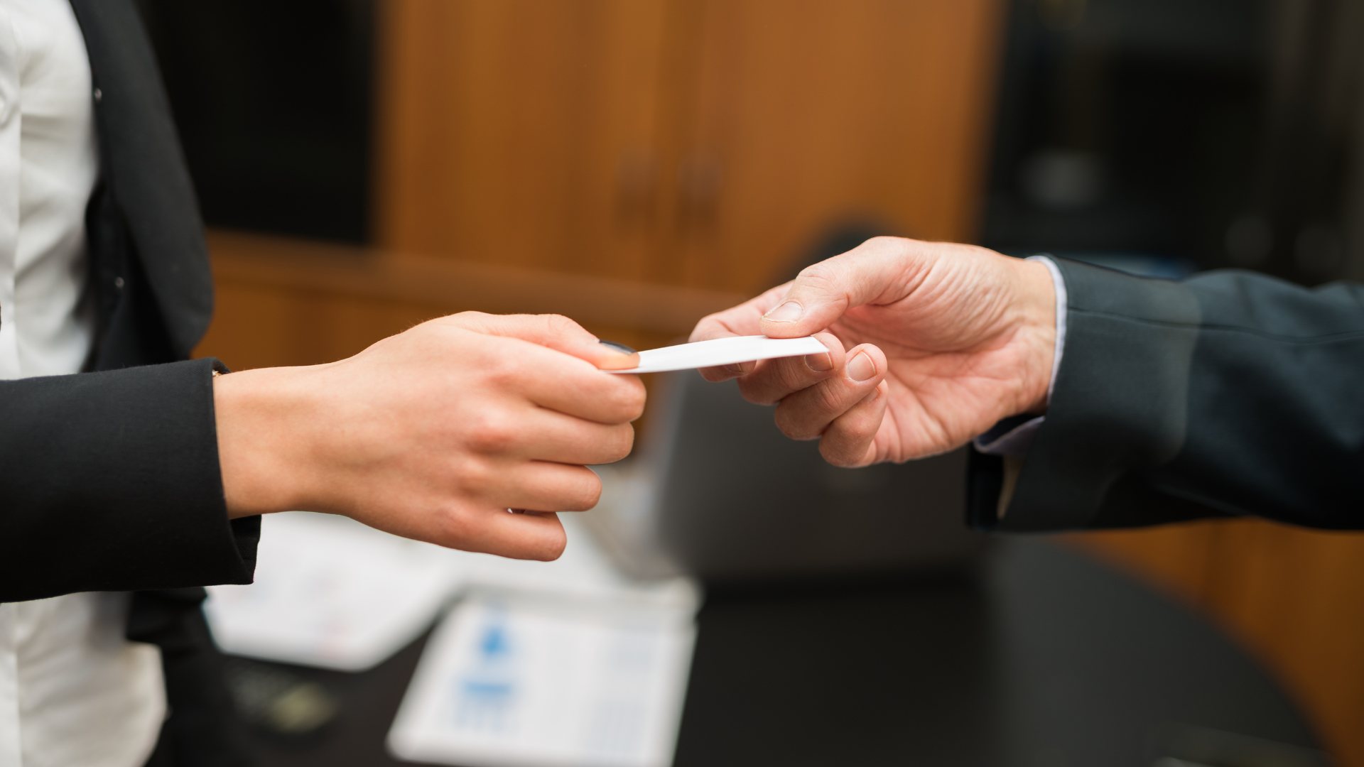 Waarom papier en afwerking het verschil maken bij je visitekaartje